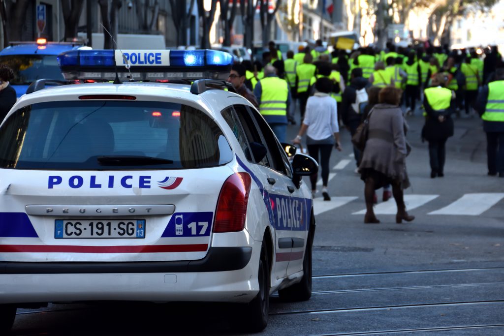 Strasbourg : Un policier écope de 18 mois de prison avec sursis pour avoir matraqué une Gilet jaune