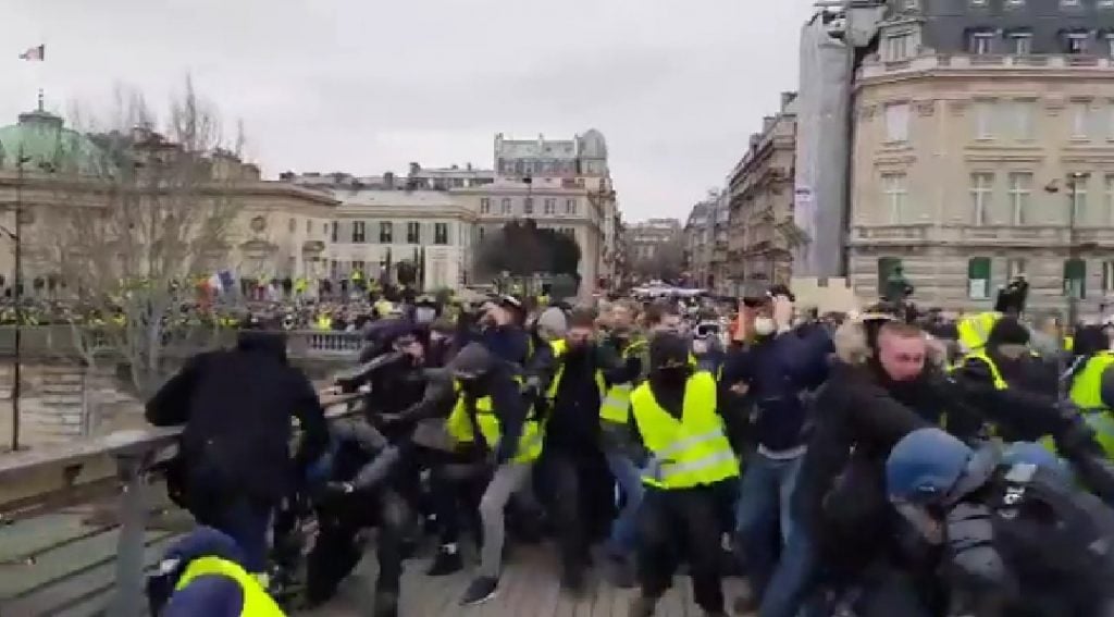 Paris : Violents incidents durant la manifestation des Gilets jaunes. Des gendarmes violemment frappés.