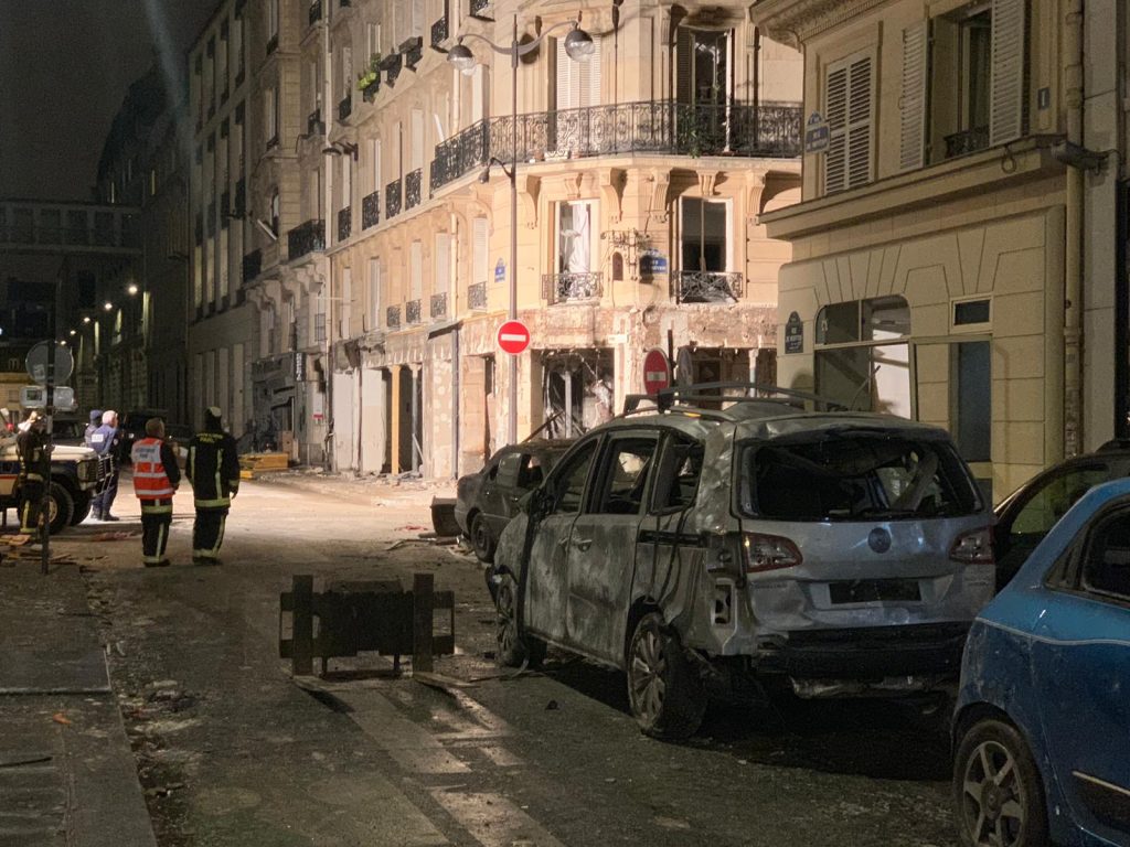 Explosion à Paris : le corps d'une femme retrouvé sous les décombres, le bilan passe à 4 morts.