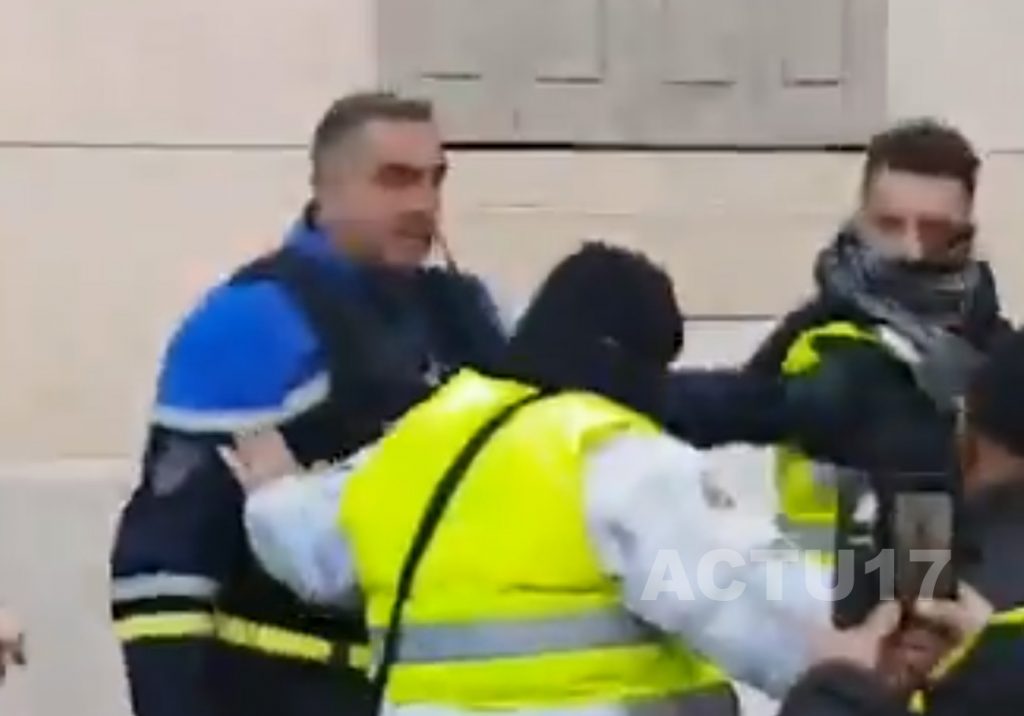 Gilets jaunes à Toulon : Une vidéo montre le commandant Didier Andrieux roué de coups par plusieurs individus.