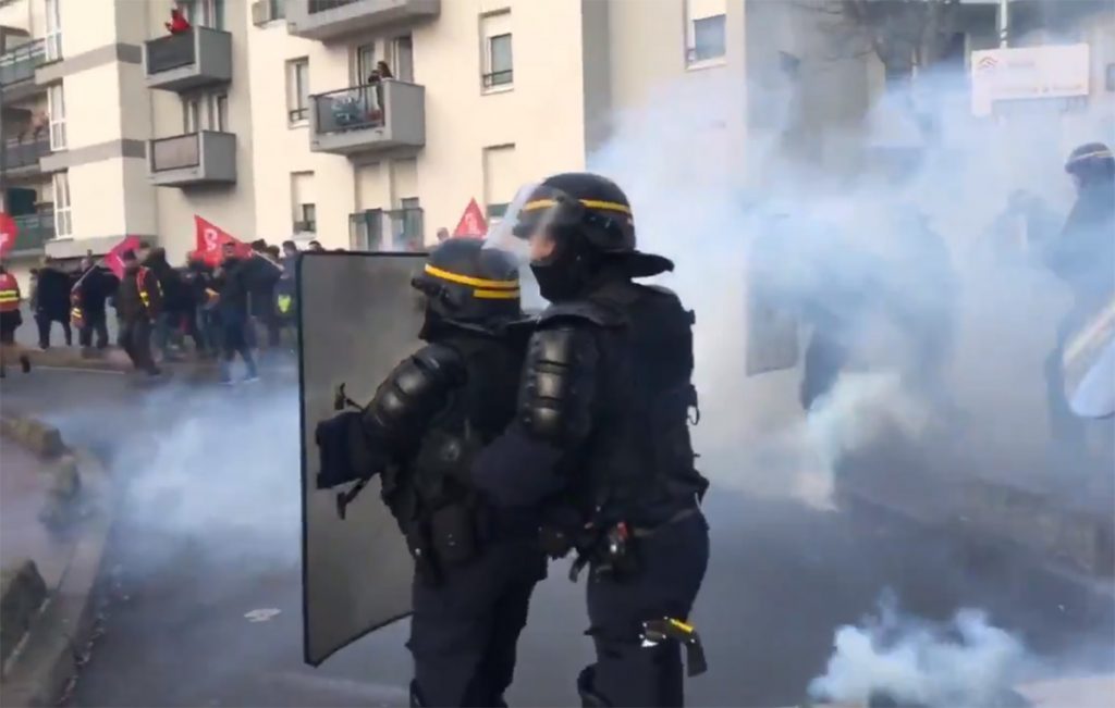 Créteil : Incidents entre Gilets jaunes et forces de l'ordre lors du déplacement d'Emmanuel Macron à la maison du handball.