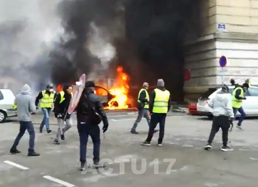 Gilets jaunes à Évreux : Plusieurs voitures incendiées et de violents incidents.