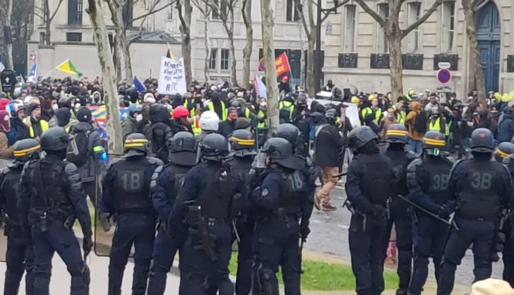Gilets jaunes à Paris : Les policiers visés par « des bombes d’excréments ».
