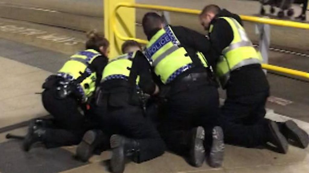 Attaque au couteau à Manchester : la police annonce que les faits sont traités comme du terrorisme.