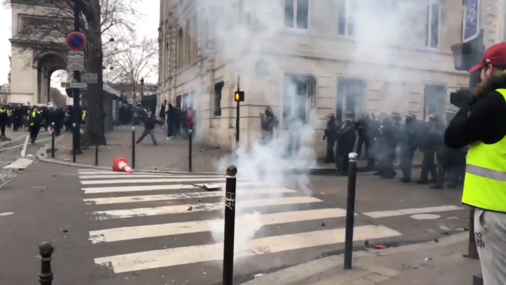 Gilets jaunes à Paris : Des incidents éclatent à proximité de la place de l'Étoile.
