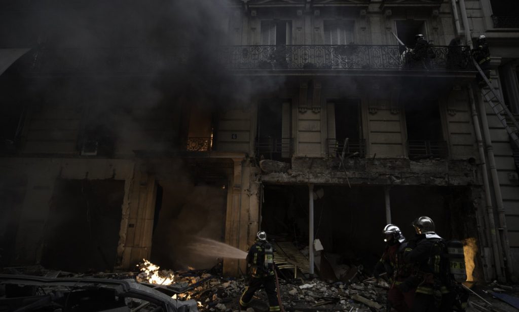 VIDÉO. Explosion d'un immeuble à Paris : les images dramatiques de la rue quelques instants après la déflagration.