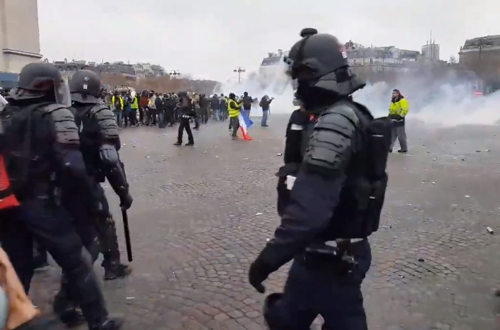 Gilets jaunes à Paris : 2 personnes en état d'urgence absolue dont un membre des forces de l'ordre. 149 interpellations.