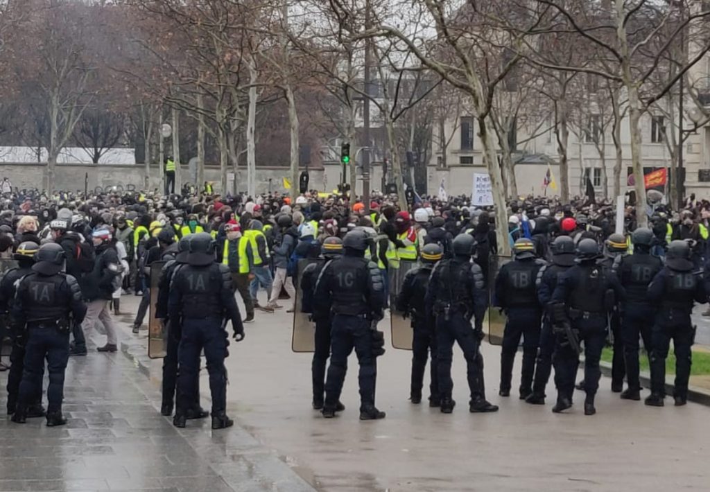 Gilets jaunes : 58% des Français estiment que l'usage de la force par la police a été proportionné.