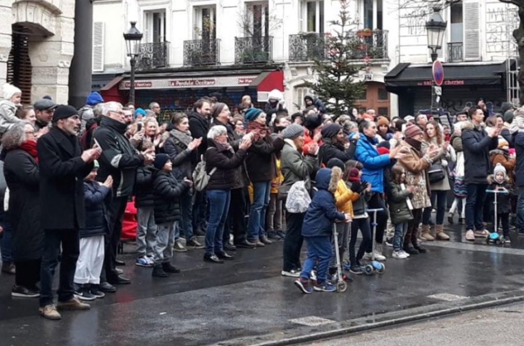 Explosion à Paris : L'émouvant hommage surprise des habitants aux 2 sapeurs-pompiers tués.