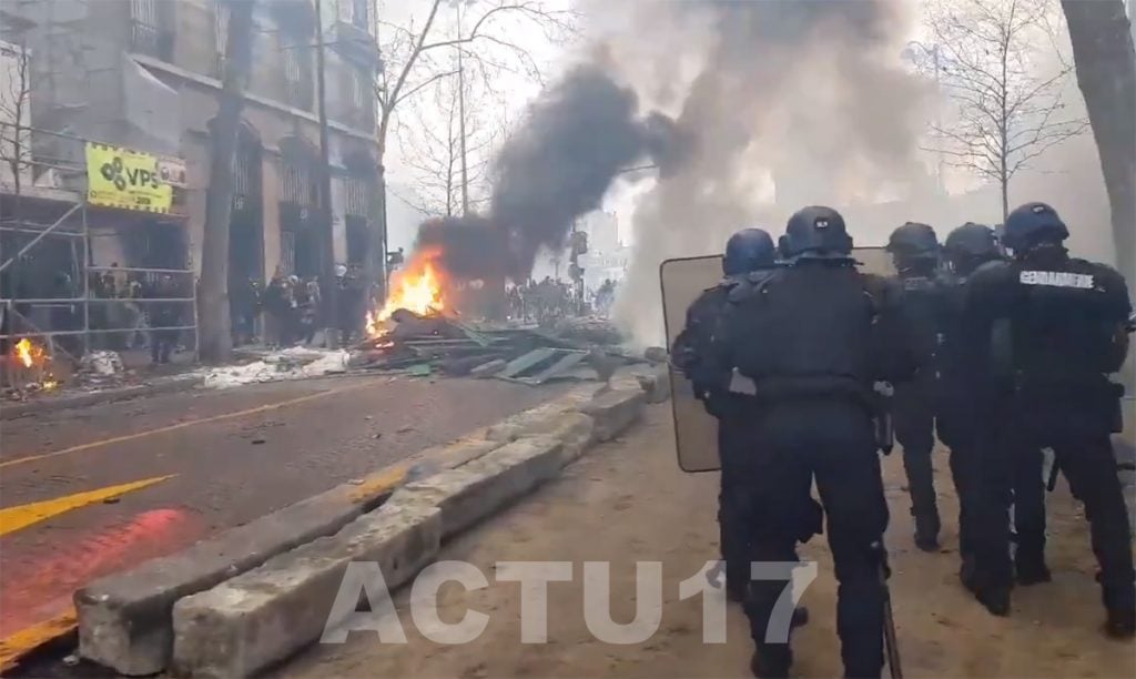 Gilets jaunes à Paris : De violents incidents ont éclaté autour des places de la Bastille et de la République.