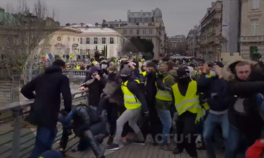 Gilets jaunes à Paris : L'un des gendarmes roués de coups s'est vu prescrire 15 jours d'ITT.