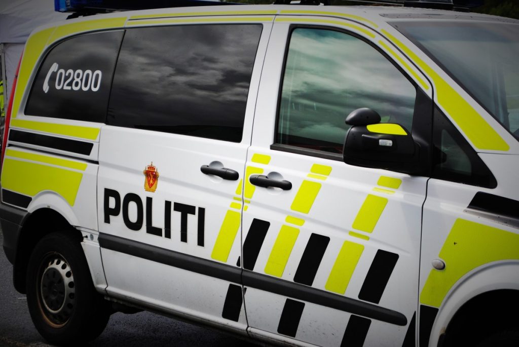 Norvège : La police évoque la piste terroriste après une attaque au couteau à Oslo.