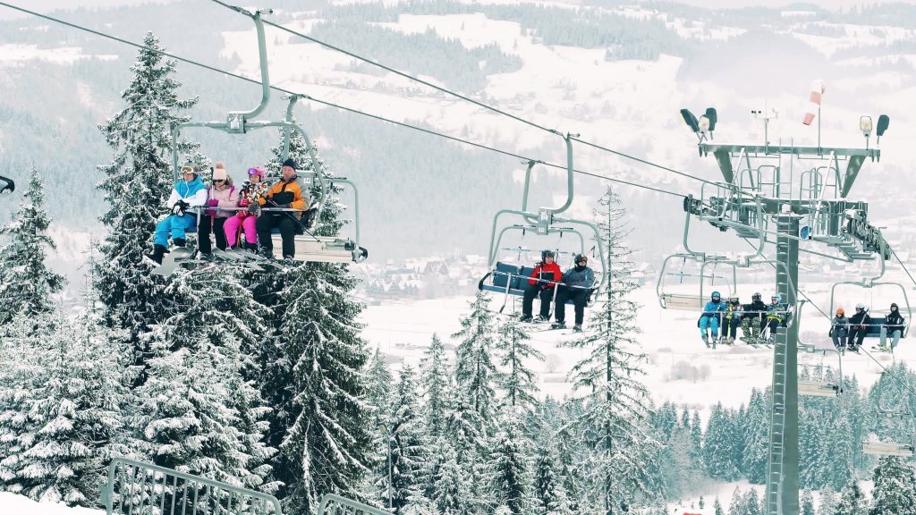 Pyrénées-Orientales : 28 skieurs bloqués dans un télésiège par moins dix degrés.