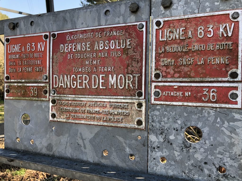 Gironde : Un homme découvert électrisé, le corps brûlé, suspendu à un pylône