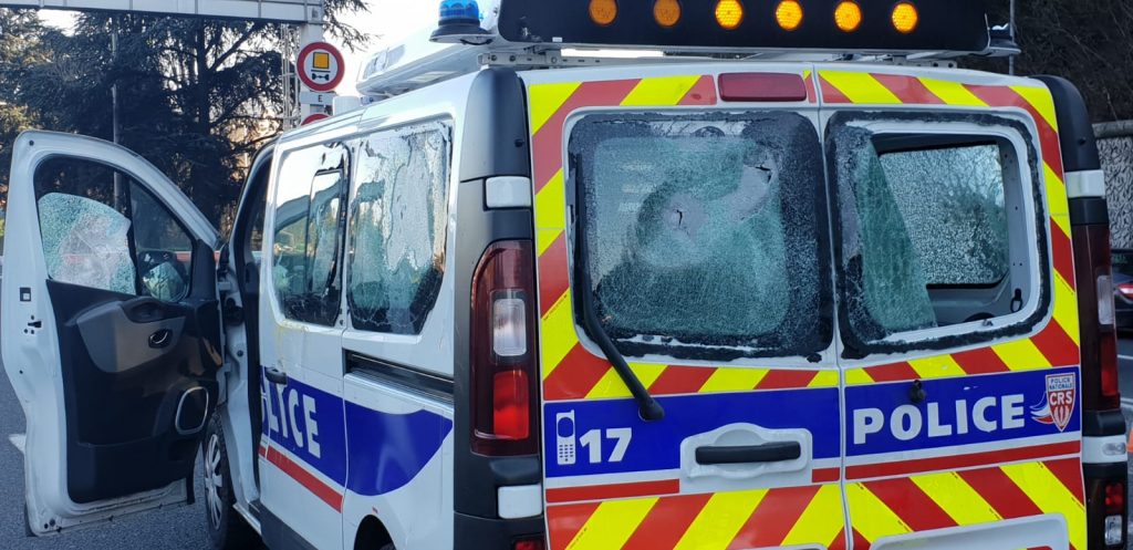 Fourgon de police caillassé : Une enquête ouverte par le parquet de Lyon.