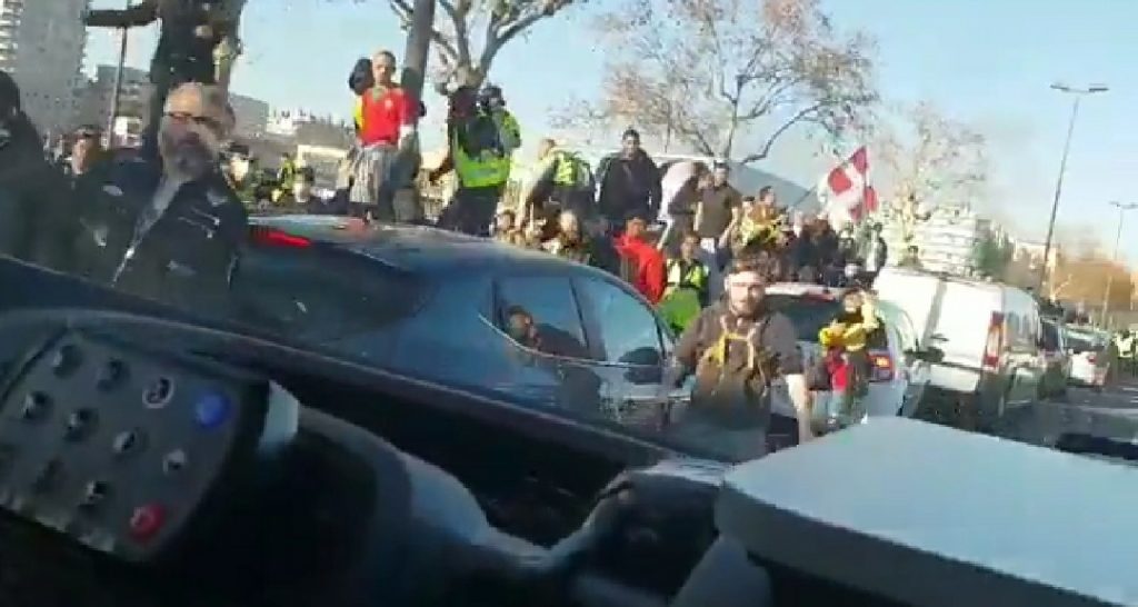 Lyon : VIDÉO. Des policiers violemment caillassés par des dizaines d'individus lors de la manifestation des Gilets jaunes.