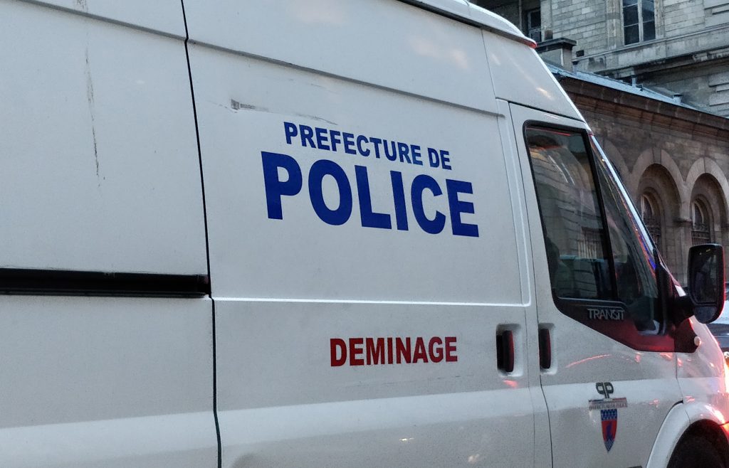 Hauts-de-Seine : 500 grammes de TNT et une arme de poing découverts dans un parc à Clamart.