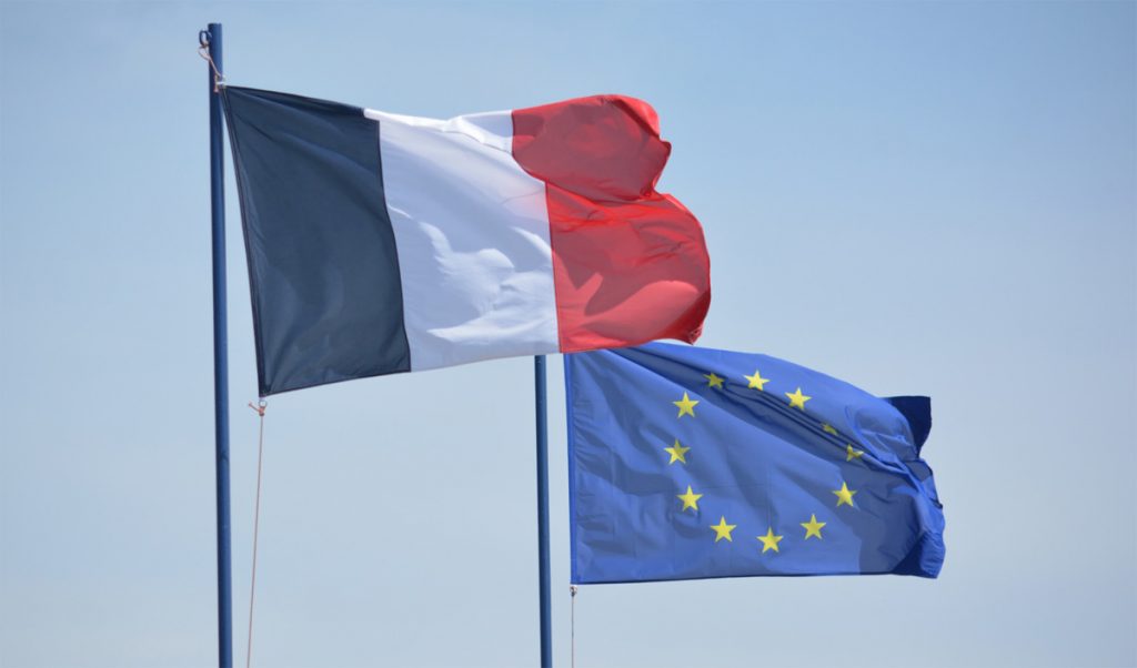 L'Assemblée vote la présence de drapeaux français et européen dans les salles de classe.