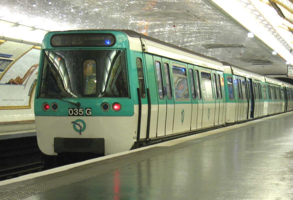 Paris : 2 personnes brûlées par de l'acide dans une rame de métro.