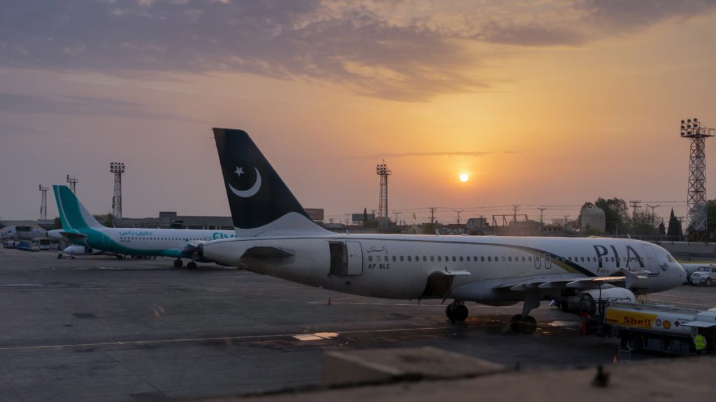 Le Pakistan affirme avoir abattu 2 avions indiens et annonce la fermeture de son espace aérien.