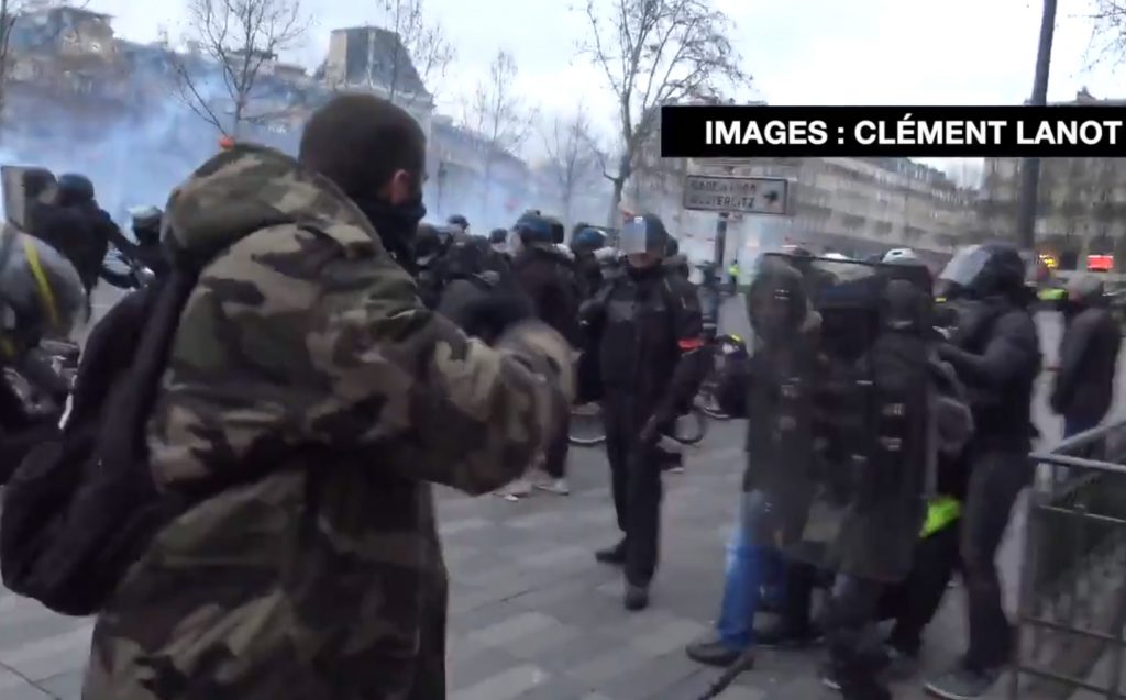 Gilets jaunes à Paris : VIDÉO. Il tente de «boxer» les forces de l'ordre, les policiers le maitrisent rapidement.