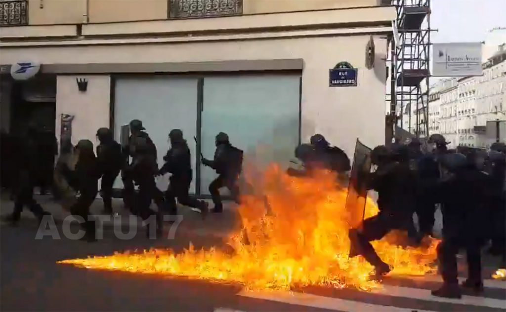 Paris : Les forces de l'ordre visées par plusieurs cocktails Molotov durant la manifestation des Gilets jaunes.