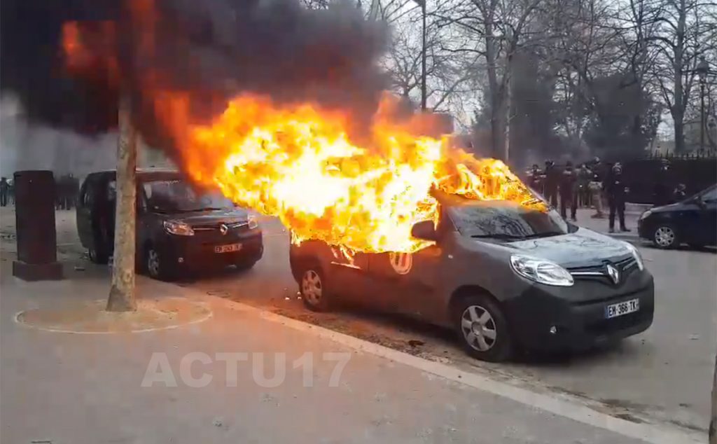 Gilets jaunes à Paris : Un homme soupçonné d'avoir incendié un véhicule de l'opération Sentinelle interpellé.