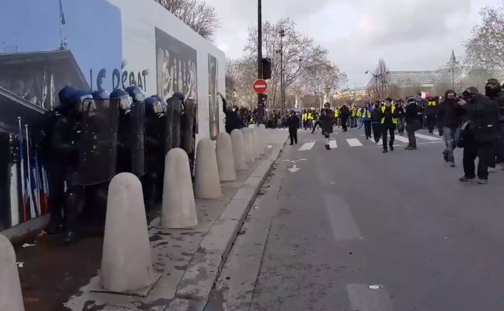 Gilets jaunes à Paris : Une enquête ouverte après qu'un manifestant a eu la main arrachée.
