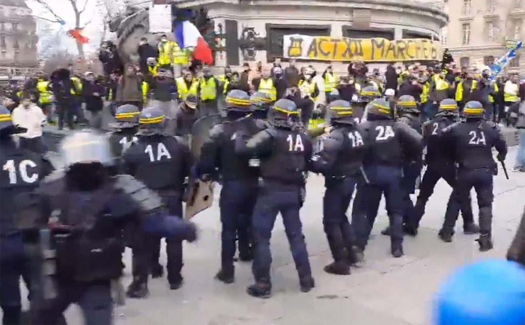 Gilets jaunes : Plusieurs policiers blessés durant les violences, l'un a été lynché à Paris, un autre défiguré à Morlaix.