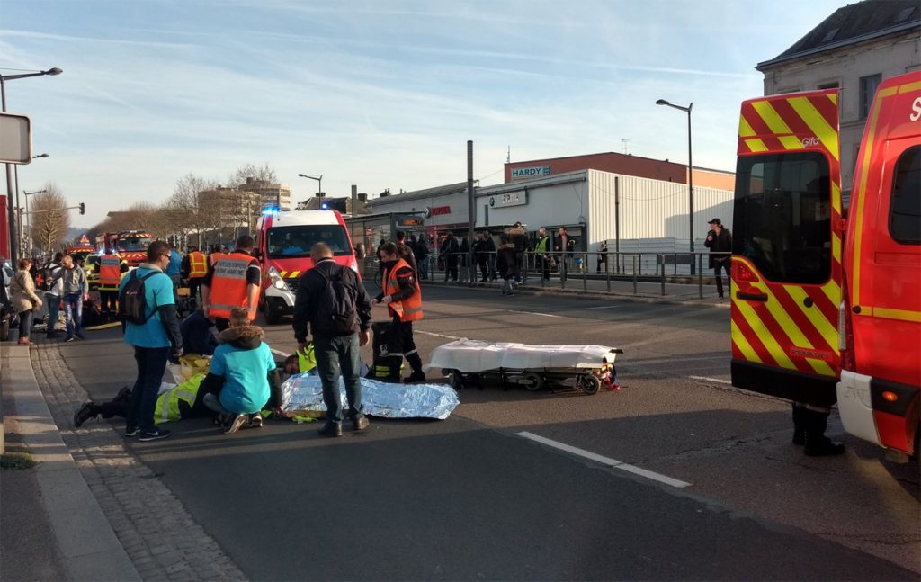 Gilets jaunes à Rouen : Le conducteur d'une voiture a foncé dans la foule. Au moins 3 blessés.