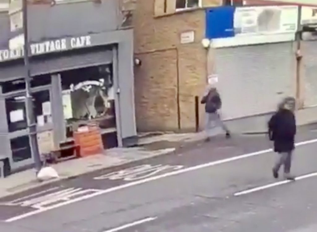 Londres : VIDÉO. Un passant frôle la mort lors de l’effondrement d’un toit en pleine rue