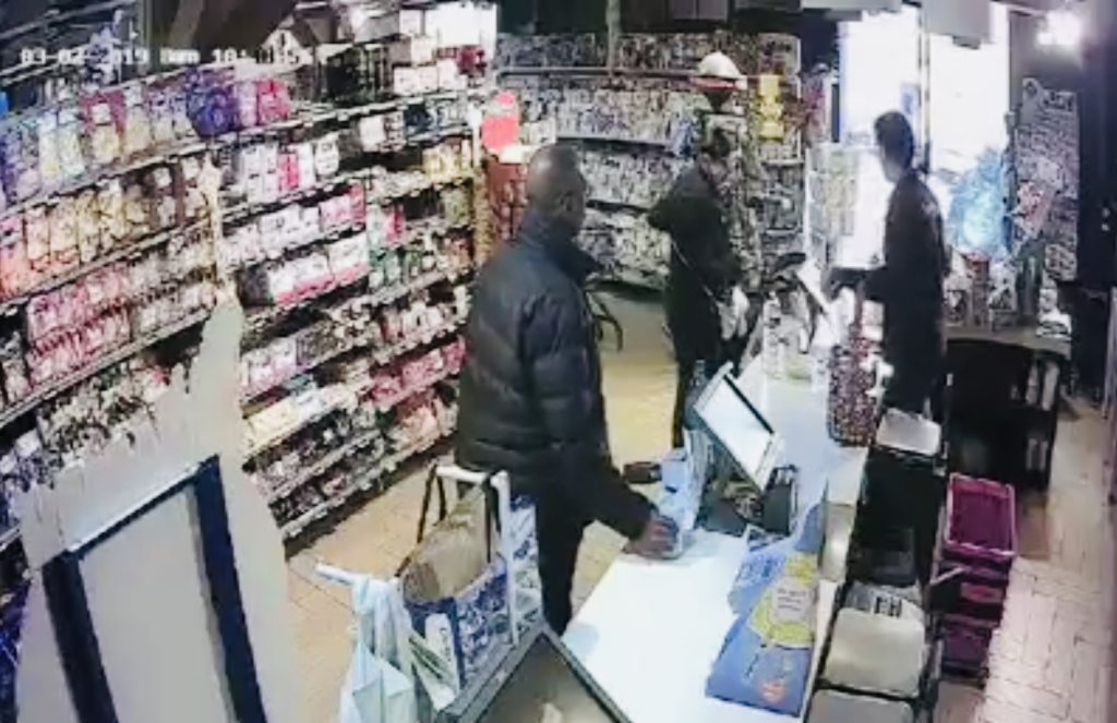Val-d’Oise : Il vole une cagnotte pour un enfant malade, le magasin diffuse l’enregistrement vidéo.