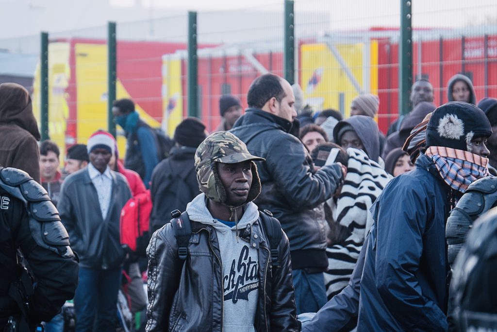 Calais : Une centaine de migrants partent à l’assaut d’un navire simultanément.