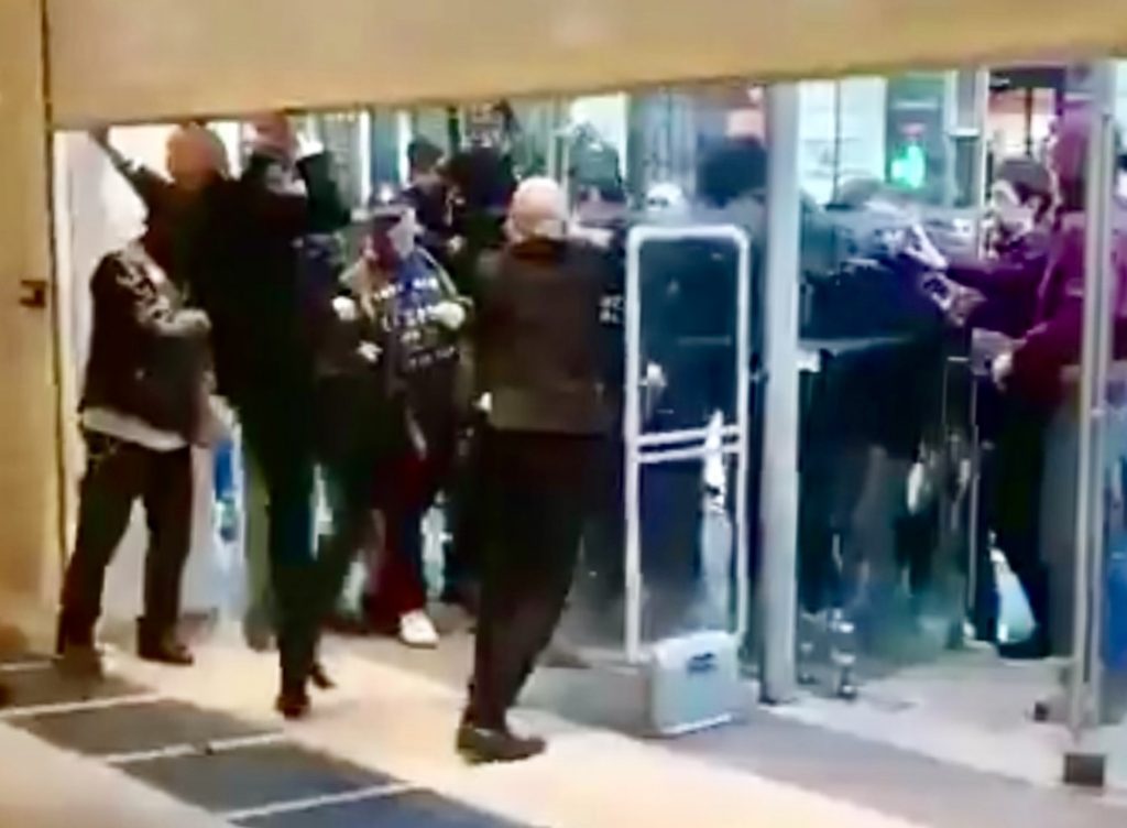 Bordeaux : VIDÉO. 2 agents de sécurité des Galeries Lafayette repoussent des casseurs