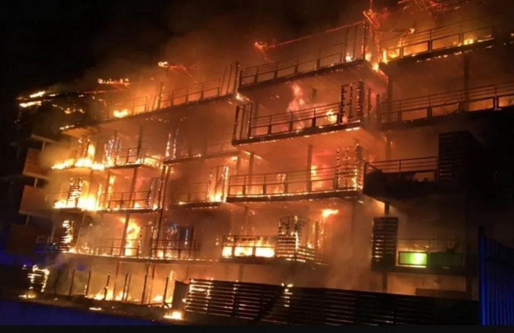 Draguignan : Un immeuble détruit par un incendie en pleine nuit, tous les habitants évacués
