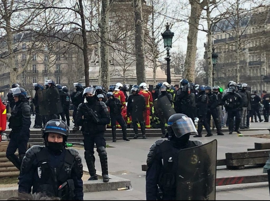 Gilets jaunes à Paris : Un policier a fait un arrêt cardiaque place de la République