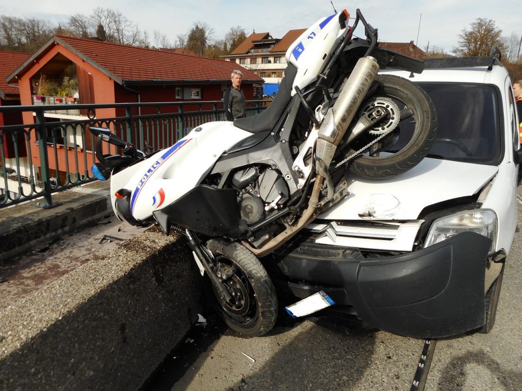 Course poursuite à Annecy : un motard de la police blessé après avoir percuté une voiture