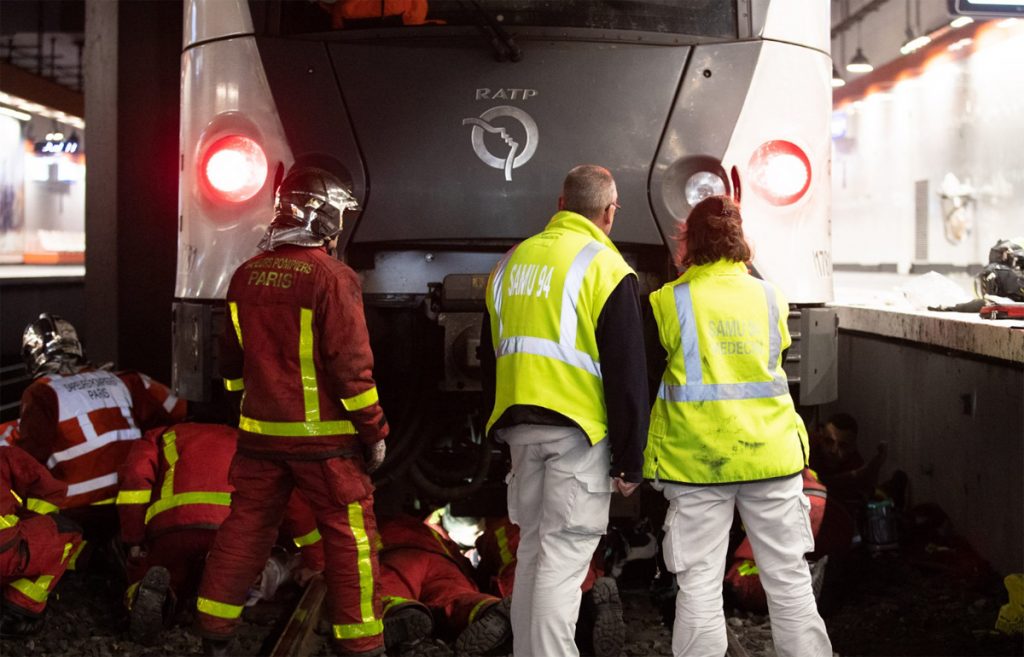 Val-de-Marne : Un homme coincé sous le RER A secouru par les pompiers