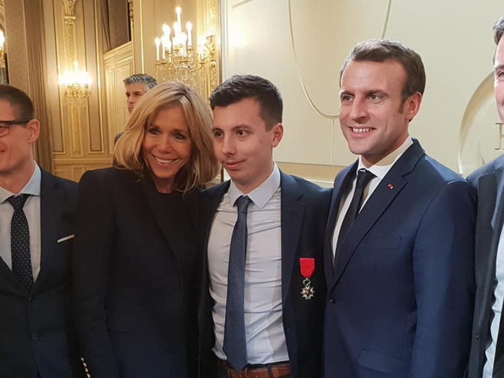 Le jeune Marin a reçu la Légion d'honneur des mains du Président Emmanuel Macron.