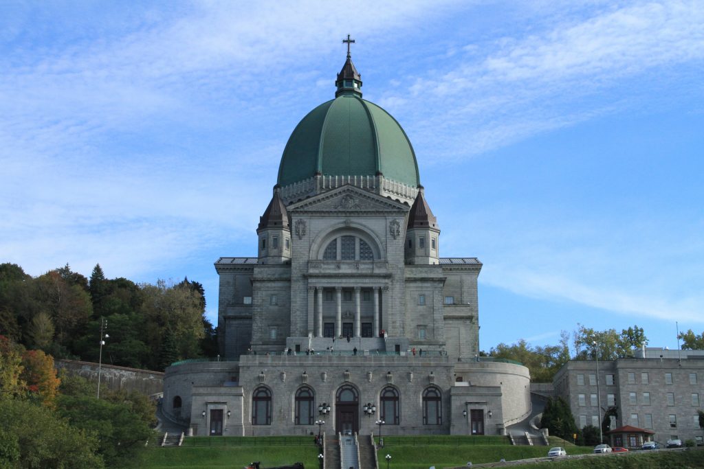 Montréal : Un homme a poignardé un prêtre en pleine messe à l'oratoire Saint-Joseph