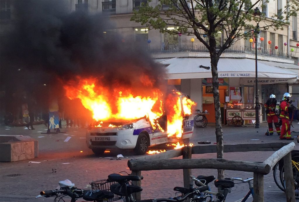 Gilets jaunes à Paris : Une voiture de police incendiée dans le quartier des Halles