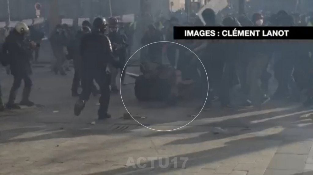 Gilets jaunes à Paris : VIDÉO. Un policier lynché au sol par des dizaines d'individus sur les Champs-Élysées