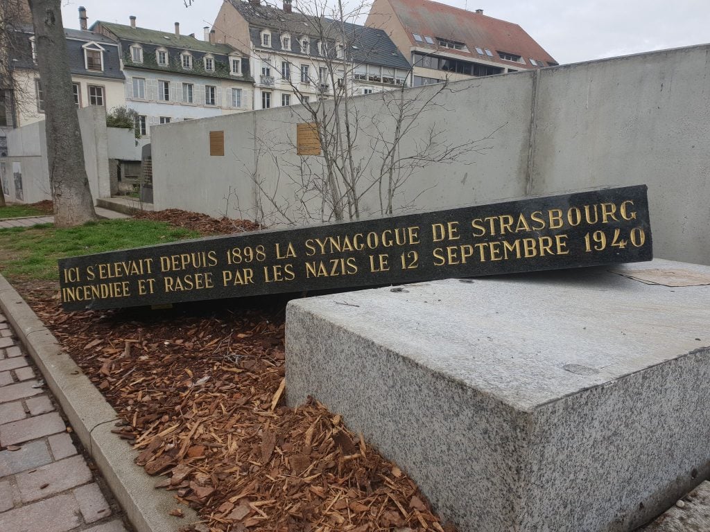 Strasbourg : La stèle de l'ancienne synagogue des Halles a été vandalisée.