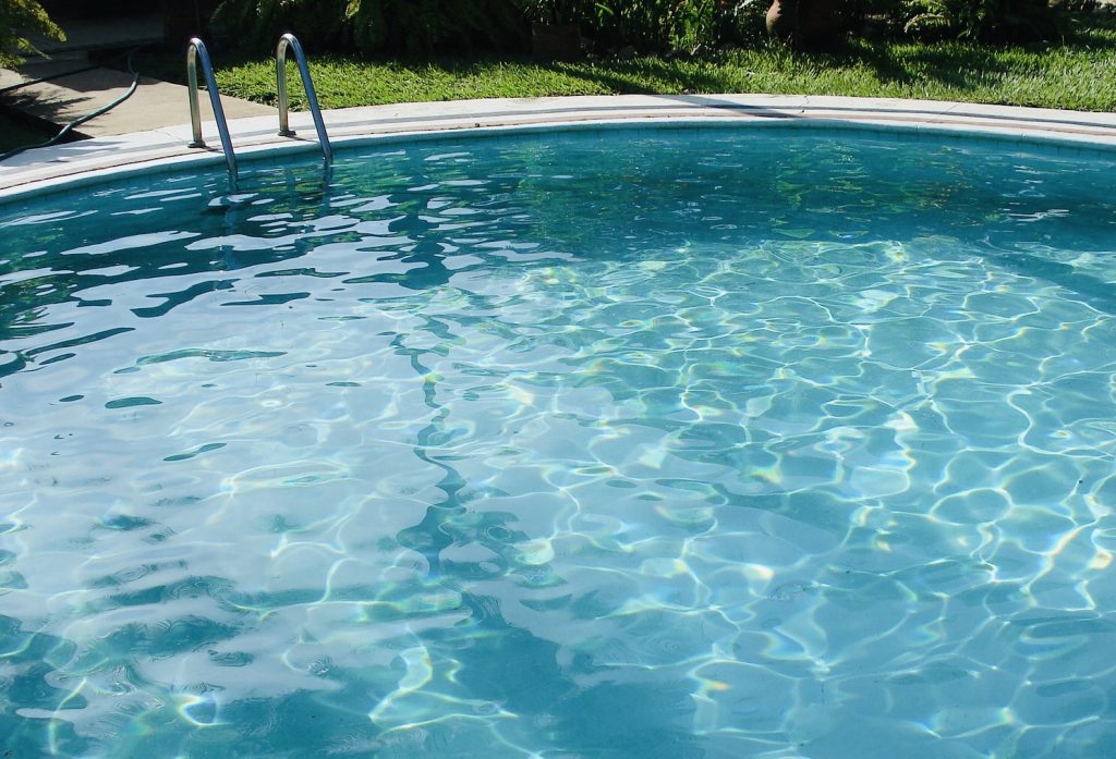 Tarn-et-Garonne : Une fillette de 4 ans tombe dans la piscine, son père la sauve de la noyade in extremis