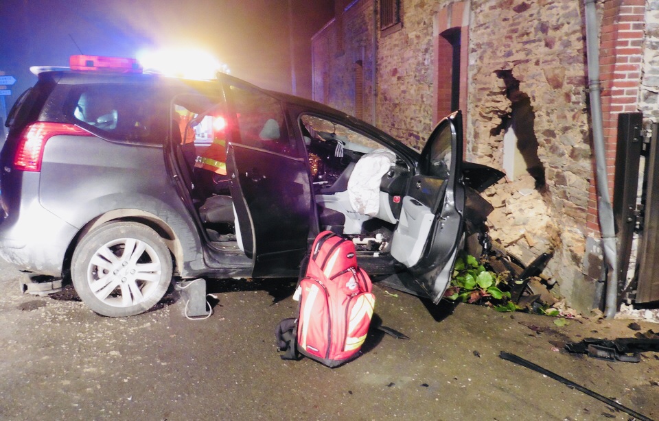 Loire-Atlantique : Une voiture s'encastre dans une maison lors d’un spectaculaire accident