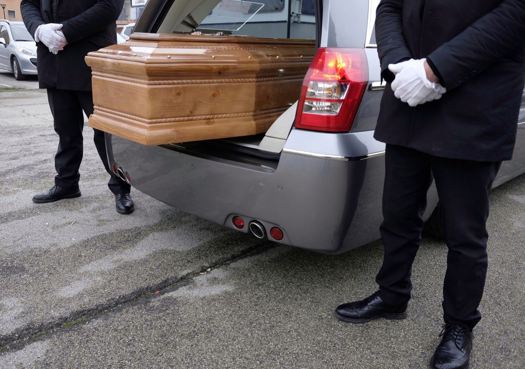 Alpes-Maritimes : Lors d’un enterrement, le corbillard et le cortège sont verbalisés par des agents Streeteo