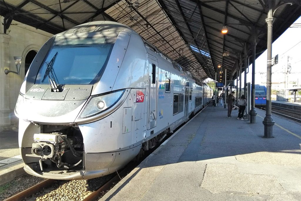 Alpes-Maritimes : En voulant saluer un ami dans le train qui part, il se fait sectionner l'avant-bras