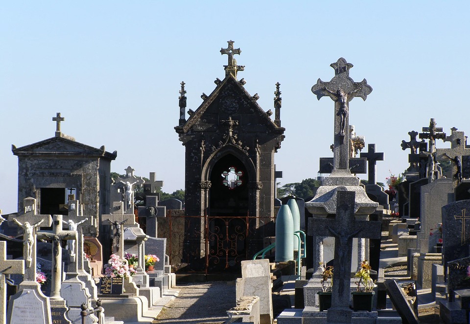 Moselle : Un cercueil ouvert et une douzaine de tombes profanées dans un cimetière