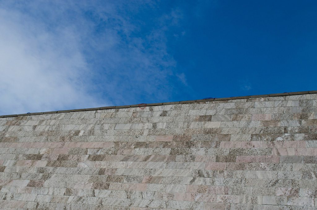 Meurthe-et-Moselle : Leur voisin construit un mur géant de 6 mètres de haut devant le jardin