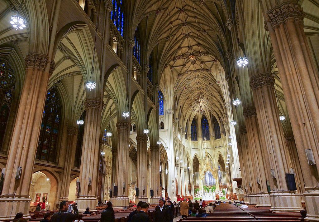 New-York : Un homme arrêté avec des bidons d'essence devant la cathédrale Saint-Patrick